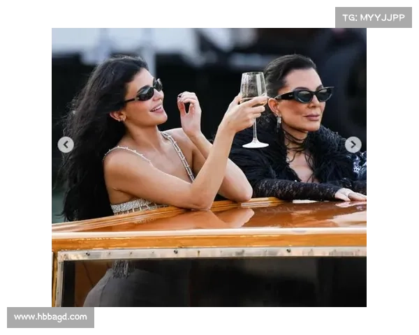 巧用克隆装扮打造独特个人风格让你在人群中瞬间成为焦点